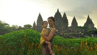 Cantiknya Atiqah Hasiholan dan Candi Prambanan