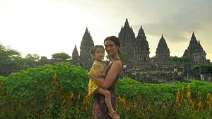Cantiknya Atiqah Hasiholan dan Candi Prambanan