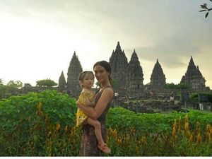 Cantiknya Atiqah Hasiholan dan Candi Prambanan