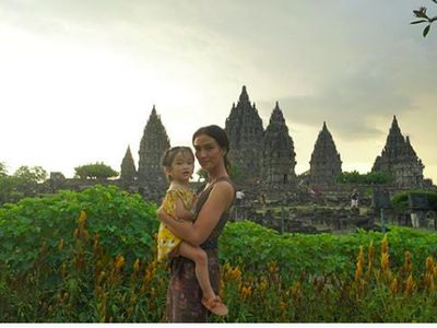 Cantiknya Atiqah Hasiholan dan Candi Prambanan