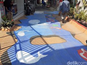 Meriahkan HUT RI, Warga Cimahi Buat Mural Ikan Koi di Jalan