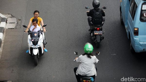 Nekat! Pemotor Ini Lawan Arah dan Nggak Pakai Helm