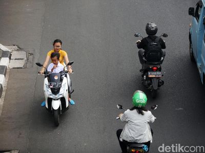 Nekat! Pemotor Ini Lawan Arah dan Nggak Pakai Helm