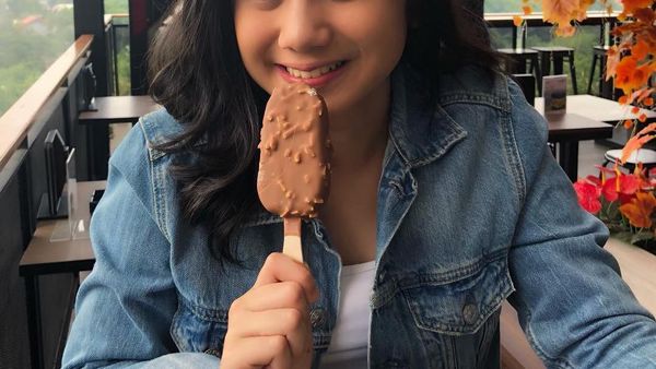 Pesona Manis Tissa Biani Kala Ngemil Es Krim dan Pisang