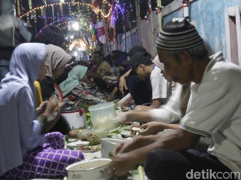 Sambut HUT RI, Warga KBB Santap Liwet Sepanjang 250 Meter