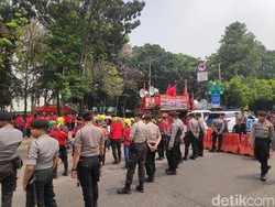 Polisi Halau Massa yang Hendak Demo di DPR, Lalin Jl Gatot Subroto Macet