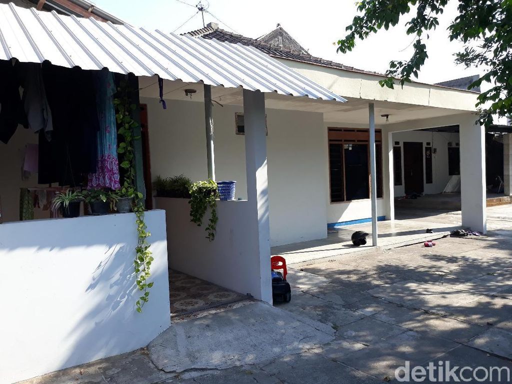 Densus 88 Geledah Rumah Residivis Kasus Terorisme di Solo Densus 88 Geledah Rumah Residivis Kasus Terorisme di Solo