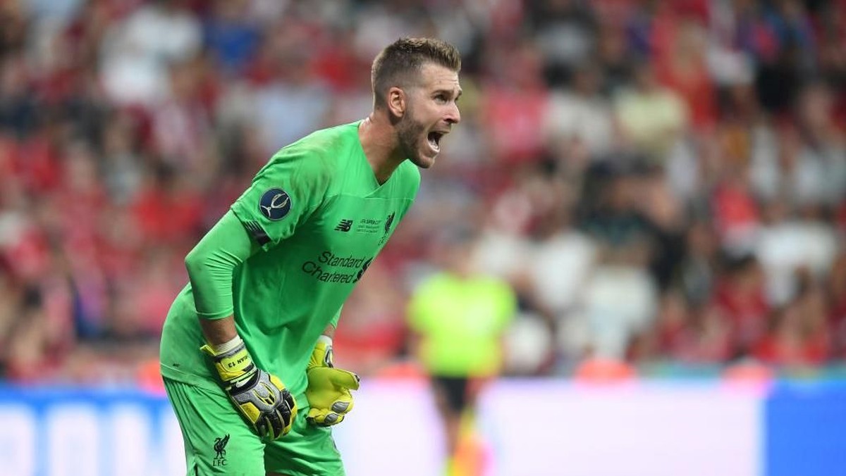 Kiper Liverpool, Adrian, ditekel penerobos lapangan hingga cedera di laga Piala Super Eropa. (Foto: Michael Regan/Getty Images)