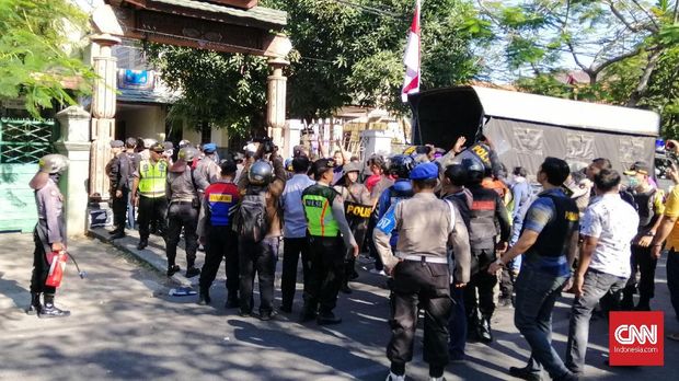 Suasana di depan asrama mahasiswa Papua.