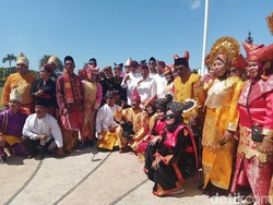 Unik, Peserta Upacara HUT Ke-74 RI di Bali Pakai Busana Adat Nusantara