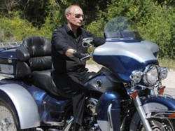 Ketika Putin Bicara Motor Simbol Kebebasan di Depan Publik Ukraina