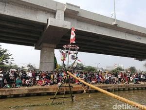 Melihat Meriahnya Lomba Panjat Pinang di Kalimalang