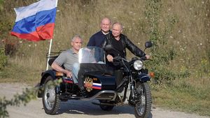Vladimir Putin Digugat karena Naik Motor Tanpa Helm