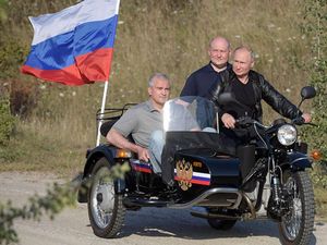 Vladimir Putin Digugat karena Naik Motor Tanpa Helm