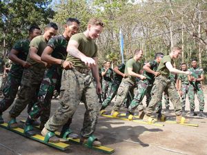 Gelak Tawa di Lomba HUT RI, Prajurit TNI AL Indonesia Vs Marinir AS
