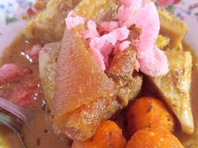 Lamaknyo! Sarapan Katupe Gulai Cubadak di Minggu Pagi