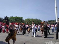 Rayakan HUT RI, Ridwan Kamil Menari Sajojo Bersama Warga Papua