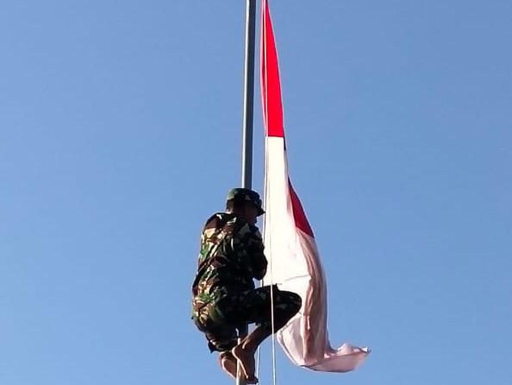 Aksi Siswa dan Anggota TNI Panjat Tiang karena Bendera Nyangkut Aksi Siswa dan Anggota TNI Panjat Tiang karena Bendera Nyangkut