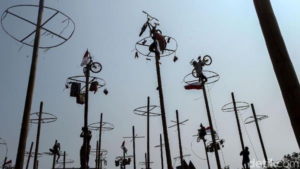 Berburu Beragam Hadiah di Lomba Panjat Pinang