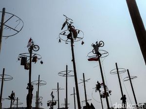 Berburu Beragam Hadiah di Lomba Panjat Pinang