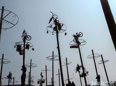 Berburu Beragam Hadiah di Lomba Panjat Pinang