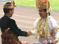 Istri Menhan Tak Menyangka Dapat Sepeda Jokowi karena Baju Adat