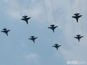 Usai Upacara Bendera, 14 Jet Tempur TNI AU Lintasi Langit Istana