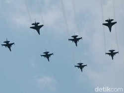 Usai Upacara Bendera, 14 Jet Tempur TNI AU Lintasi Langit Istana