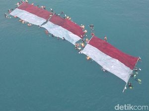 Upacara HUT ke-74 RI Digelar di Bawah Laut Pulau Sangiang, Banten Upacara HUT ke-74 RI Digelar di Bawah Laut Pulau Sangiang, Banten