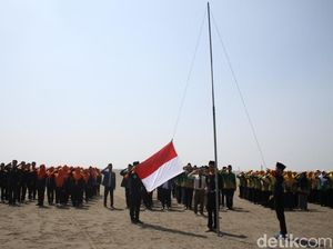 Pelajar di Sidoarjo Gelar Upacara HUT RI di Pond Lumpur