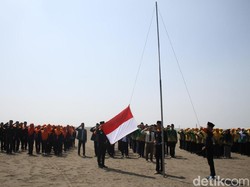 Pelajar di Sidoarjo Gelar Upacara HUT RI di Pond Lumpur
