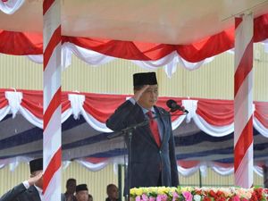 Diiringi Hujan, Jonan Pimpin Upacara HUT ke-74 RI di Freeport Diiringi Hujan, Jonan Pimpin Upacara HUT ke-74 RI di Freeport