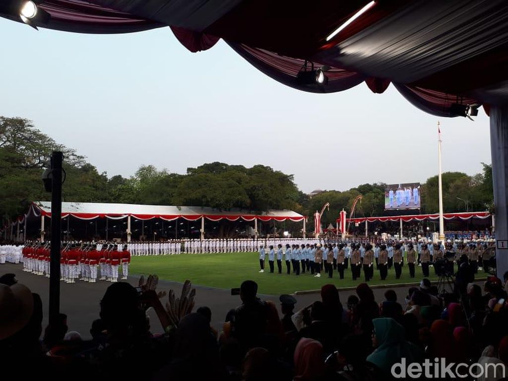 Bendera Merah Putih Diturunkan, Upacara HUT Ke-74 RI di Istana Selesai
