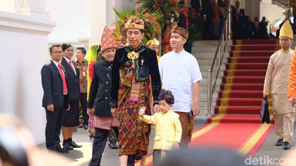 Foto: Gaya Jokowi dengan Baju Adat Klungkung, Bali di Upacara HUT ke-74 RI