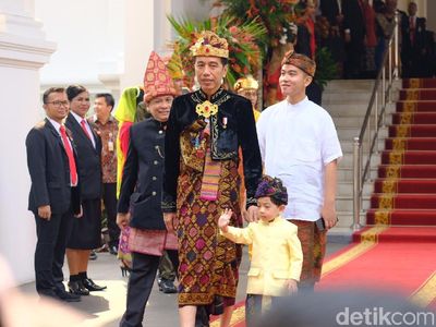 Foto: Gaya Jokowi dengan Baju Adat Klungkung, Bali di Upacara HUT ke-74 RI
