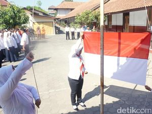 Semangat Tunanetra Ikuti Upacara HUT ke-74 RI di Solo