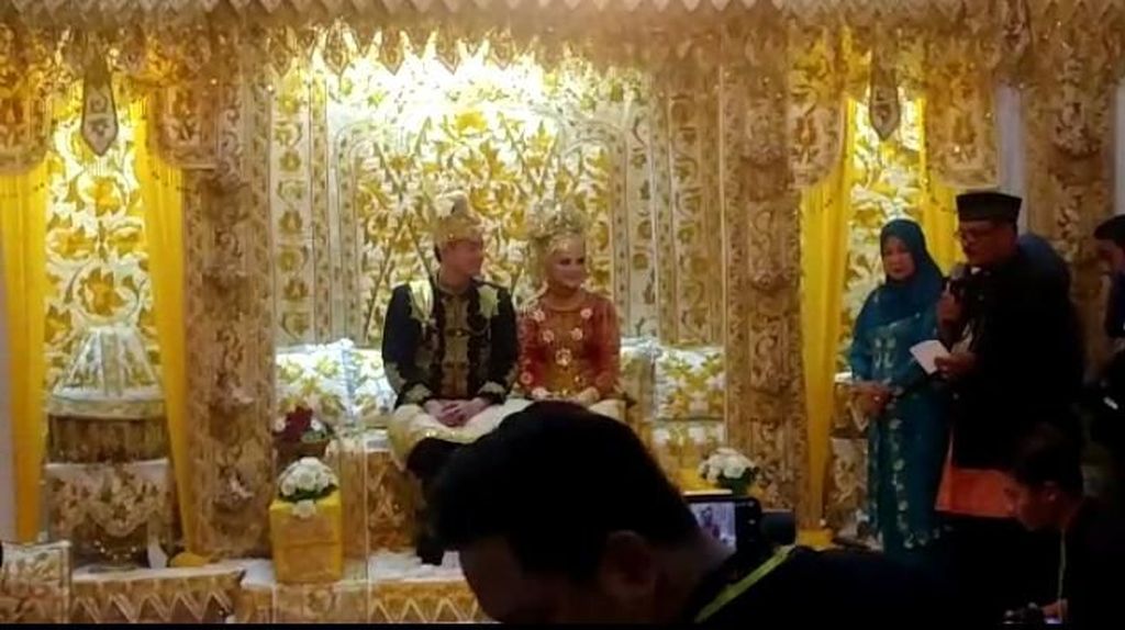 Pernikahan Cut Meyriska dan Roger Danuarta dalam Adat Aceh