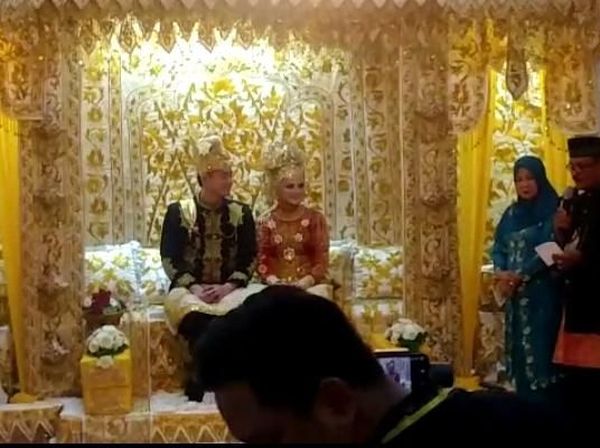Pernikahan Cut Meyriska dan Roger Danuarta dalam Adat Aceh