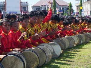 2019 Pemuda Aceh Meriahkan HUT RI ke-74 dengan Tari Rapai Geleng 2019 Pemuda Aceh Meriahkan HUT RI ke-74 dengan Tari Rapai Geleng