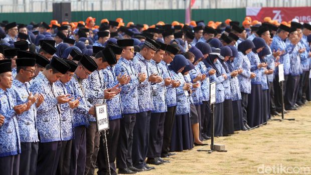 Ribuan PNS DKI Jakarta ikuti upacara HUT ke-74 RI di Pulau D Reklamasi. Sebanyak 75 bus disiapkan untuk mengangkut para pegawai tersebut.