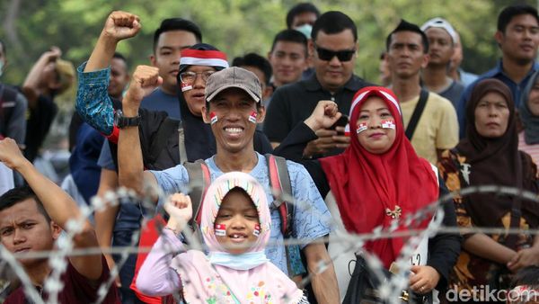 Antusias Warga Menonton Upacara 17 Agustus di Monas