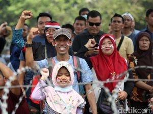 Antusias Warga Menonton Upacara 17 Agustus di Monas