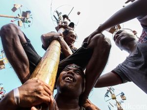 Tips Membersihkan Tubuh yang Belepotan Oli Sehabis Panjat Pinang