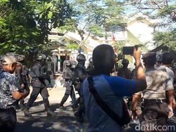 Asrama Mahasiswa Papua di Surabaya Mencekam, Polisi Tembakkan Gas Air Mata