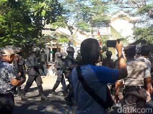 Asrama Mahasiswa Papua di Surabaya Mencekam, Polisi Tembakkan Gas Air Mata Asrama Mahasiswa Papua di Surabaya Mencekam, Polisi Tembakkan Gas Air Mata