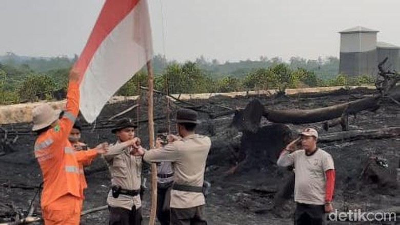 Merah Putih Berkibar di Area Sisa Kebakaran Tesso Nilo Riau