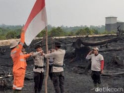Merah Putih Berkibar di Area Sisa Kebakaran Tesso Nilo Riau