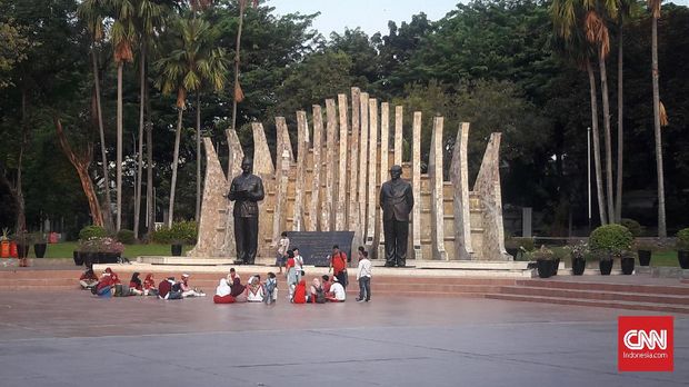 The atmosphere of the Proclamation Monument after the 74th Indonesian Independence Day ceremony was held.