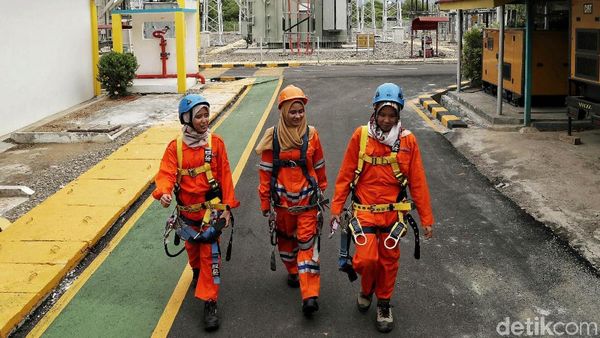 Wanita Tangguh Penjaga Listrik di Ujung Barat RI