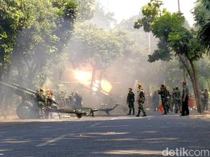 17 Dentuman Meriam Warnai Upacara Detik-detik Proklamasi di Grahadi Surabaya